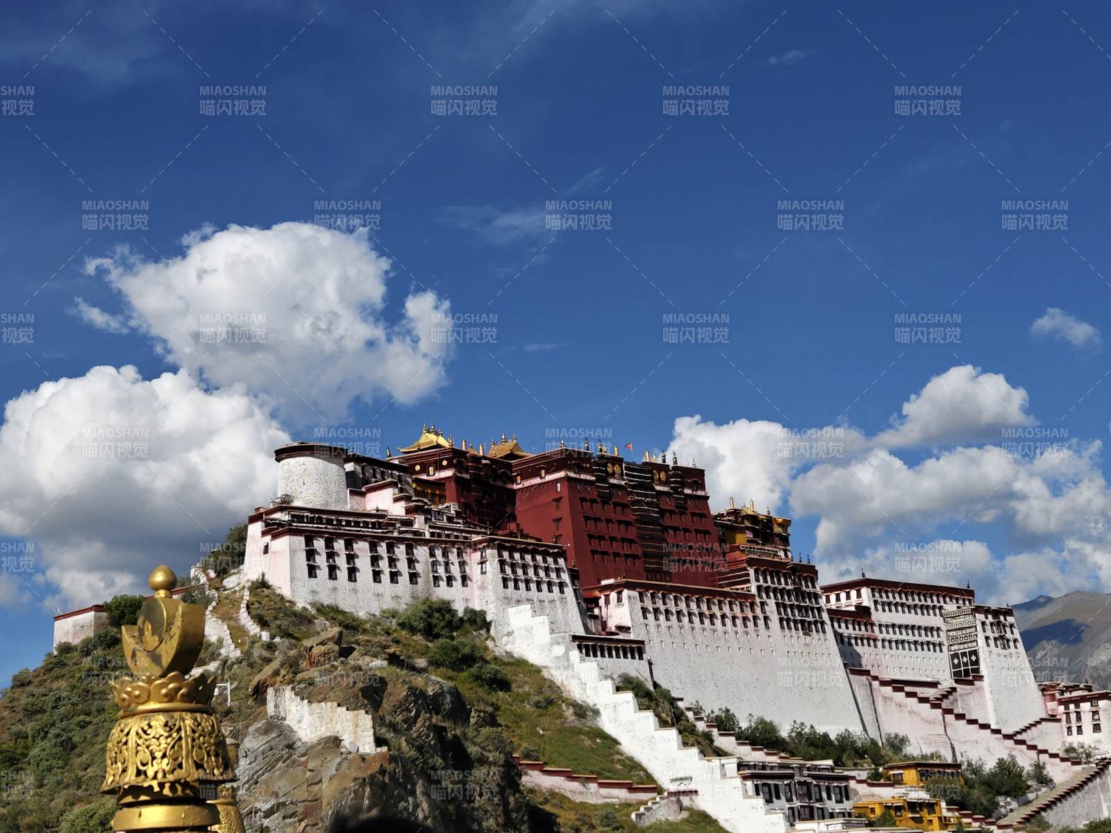 布达拉宫巍峨壮丽