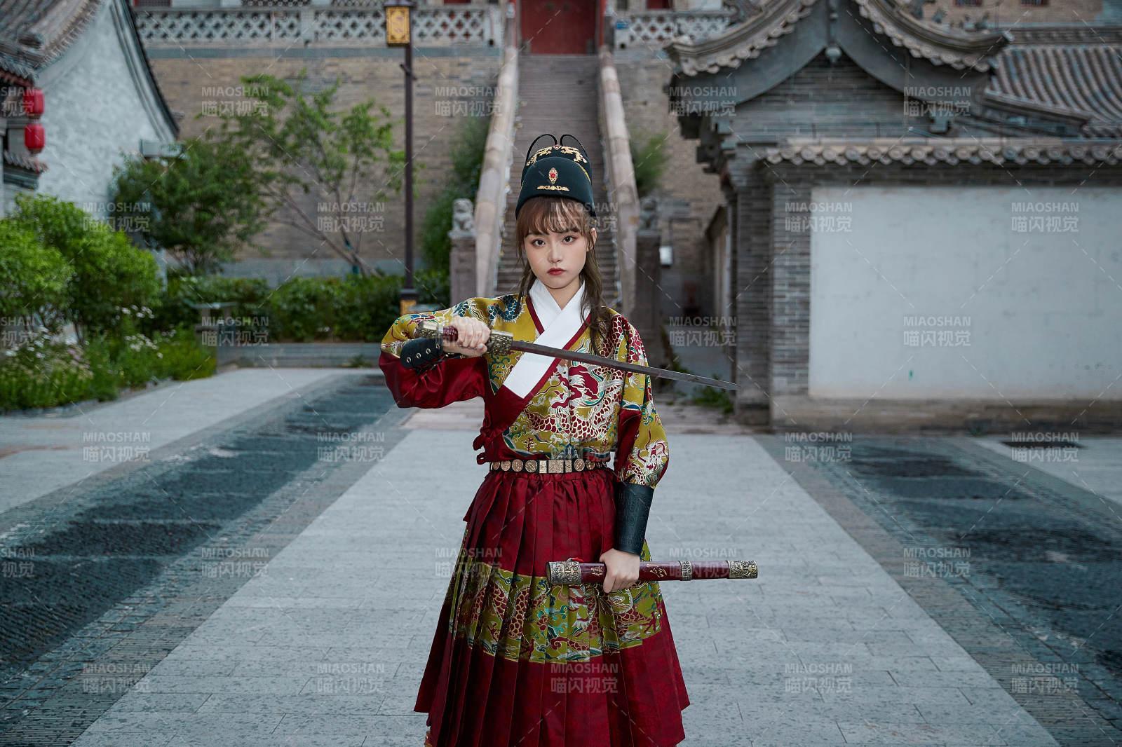 身穿錦衣衛飛魚服手持寶劍的東方美少女