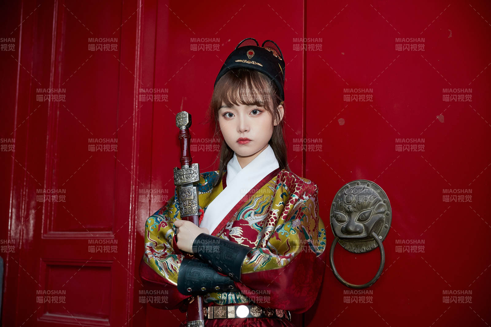 身穿錦衣衛飛魚服手持寶劍的東方美少女