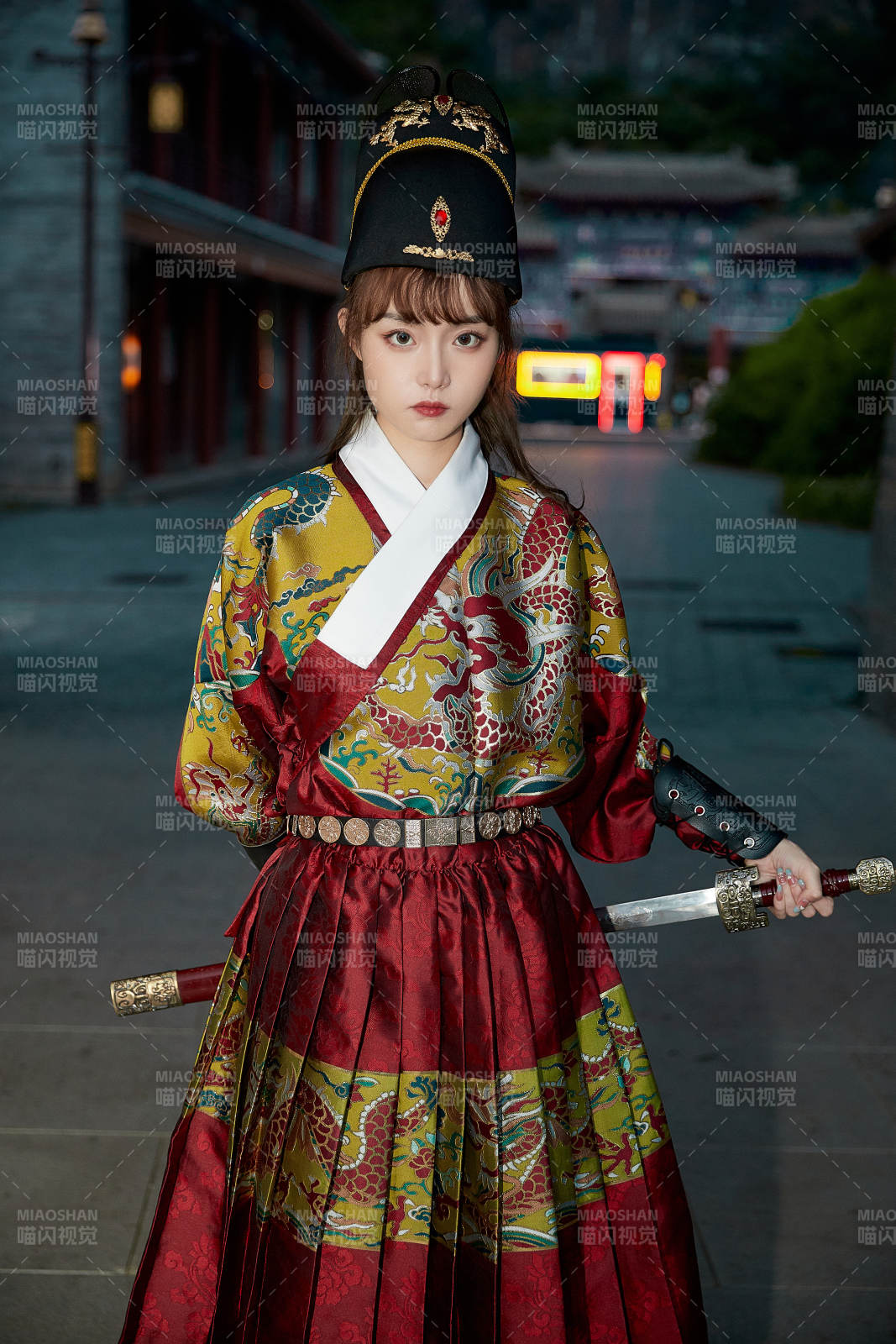 身穿錦衣衛(wèi)飛魚服手持寶劍的東方美少女