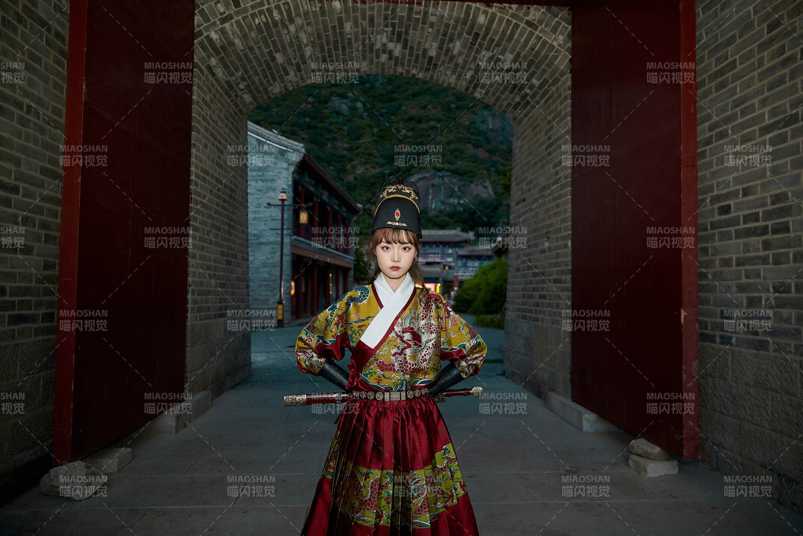 身穿錦衣衛飛魚服手持寶劍的東方美少女