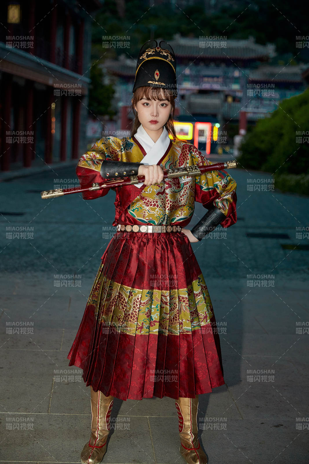 身穿錦衣衛飛魚服手持寶劍的東方美少女