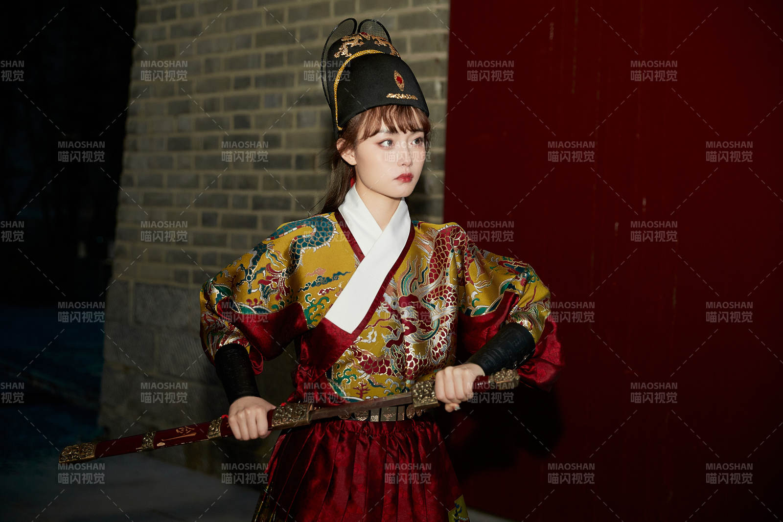 身穿錦衣衛飛魚服手持寶劍的東方美少女