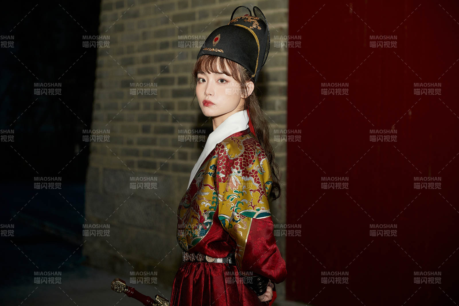 身穿錦衣衛飛魚服手持寶劍的東方美少女