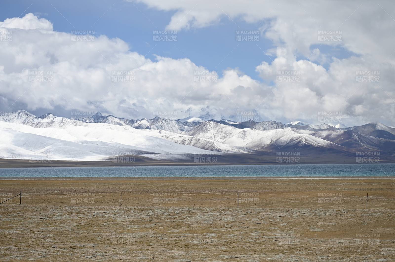 纳木措雪山湖畔风光