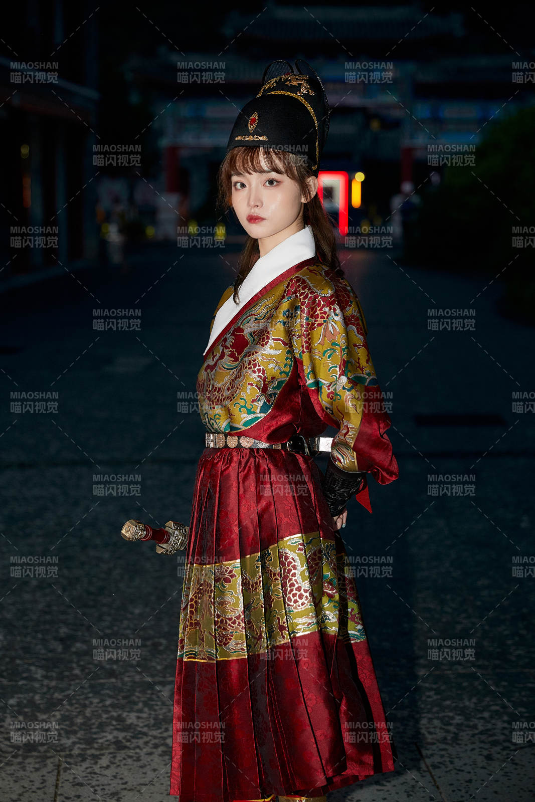 身穿錦衣衛飛魚服手持寶劍的東方美少女