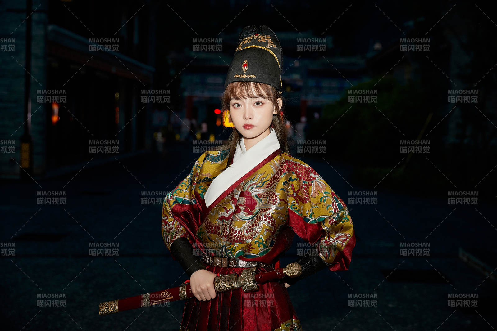 身穿錦衣衛(wèi)飛魚服手持寶劍的東方美少女