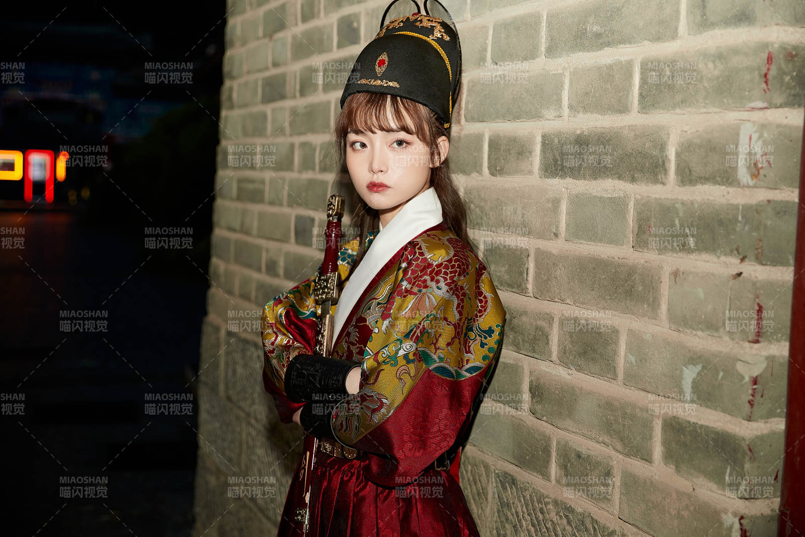 身穿錦衣衛飛魚服手持寶劍的東方美少女