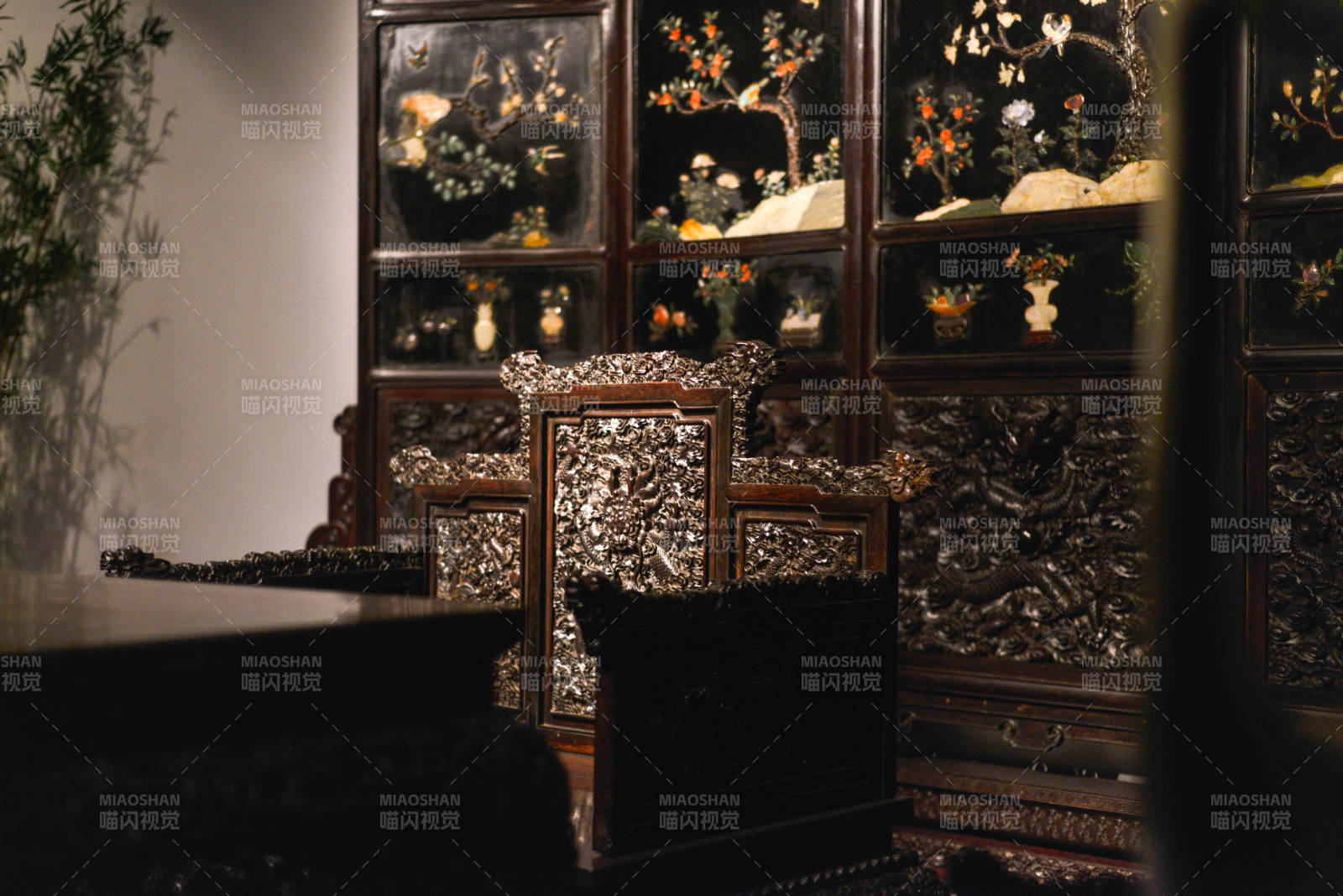 古典屏風與寶座