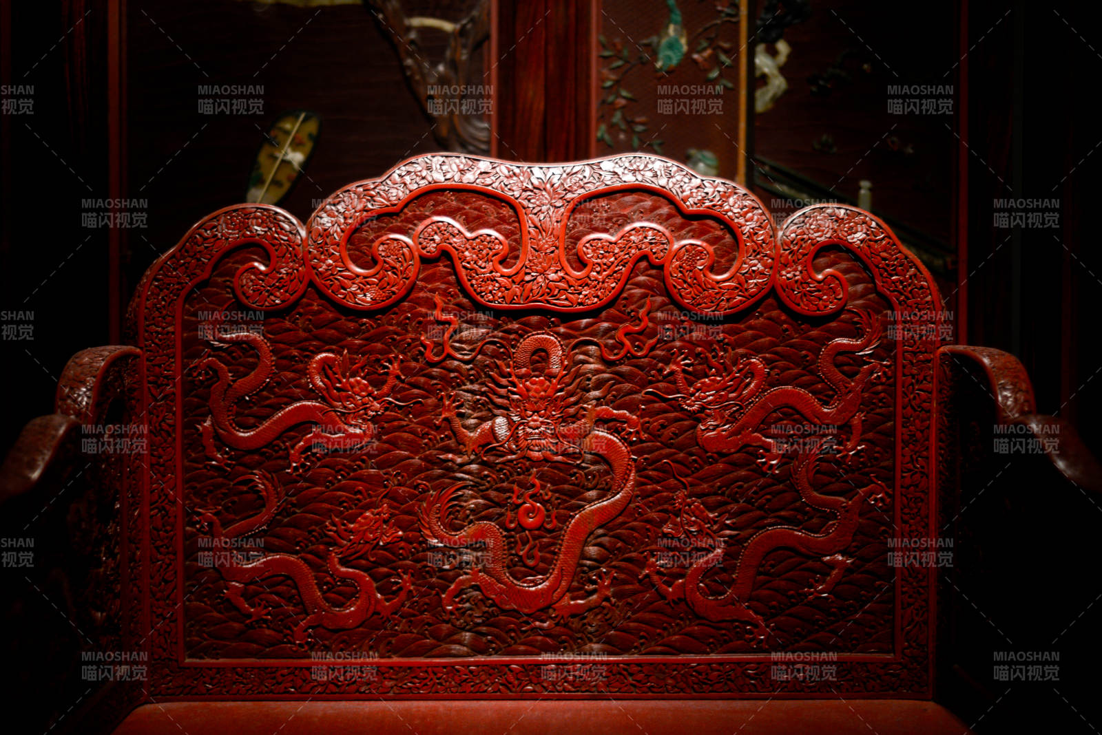 红漆龙纹椅背