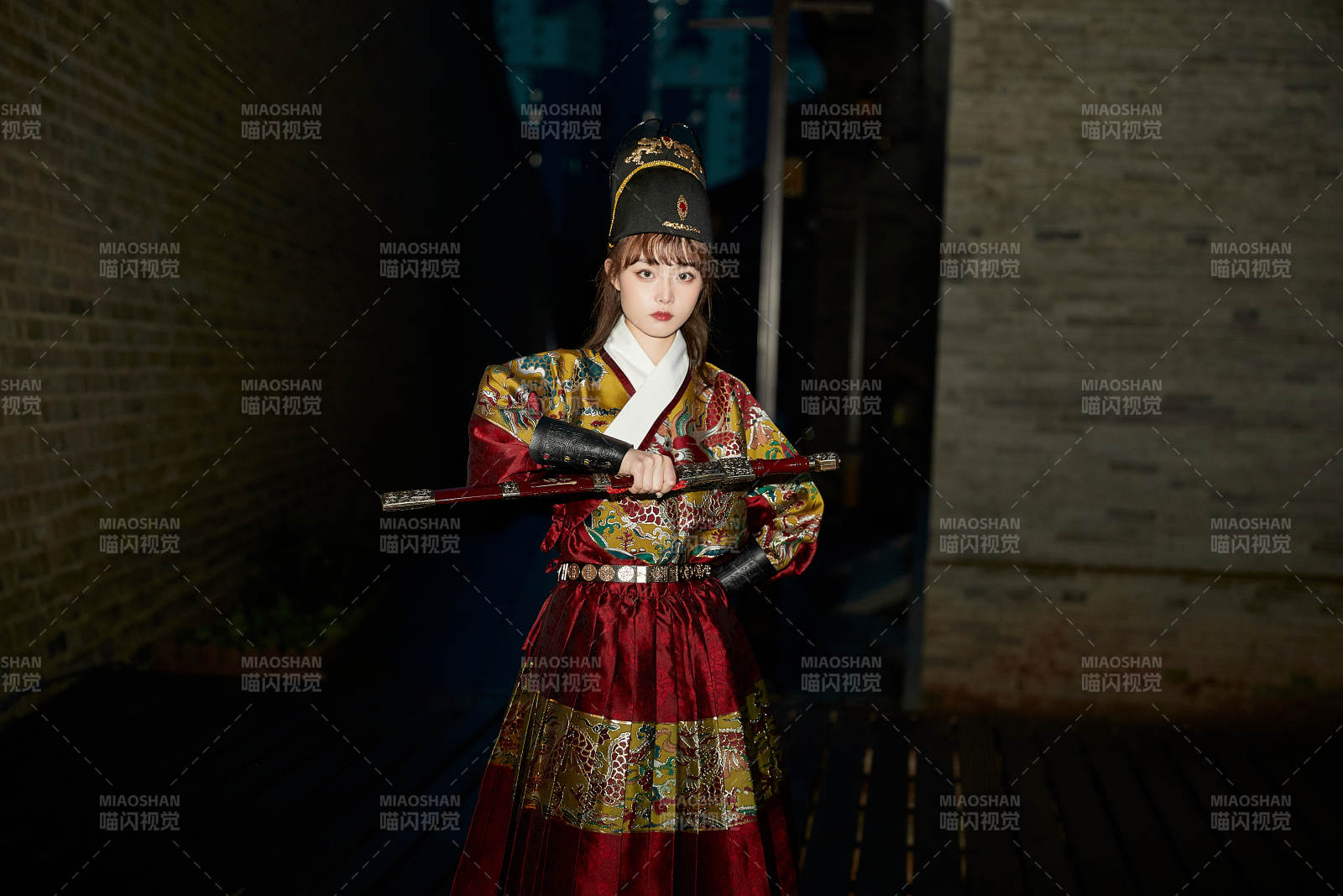 身穿錦衣衛(wèi)飛魚服手持寶劍的東方美少女