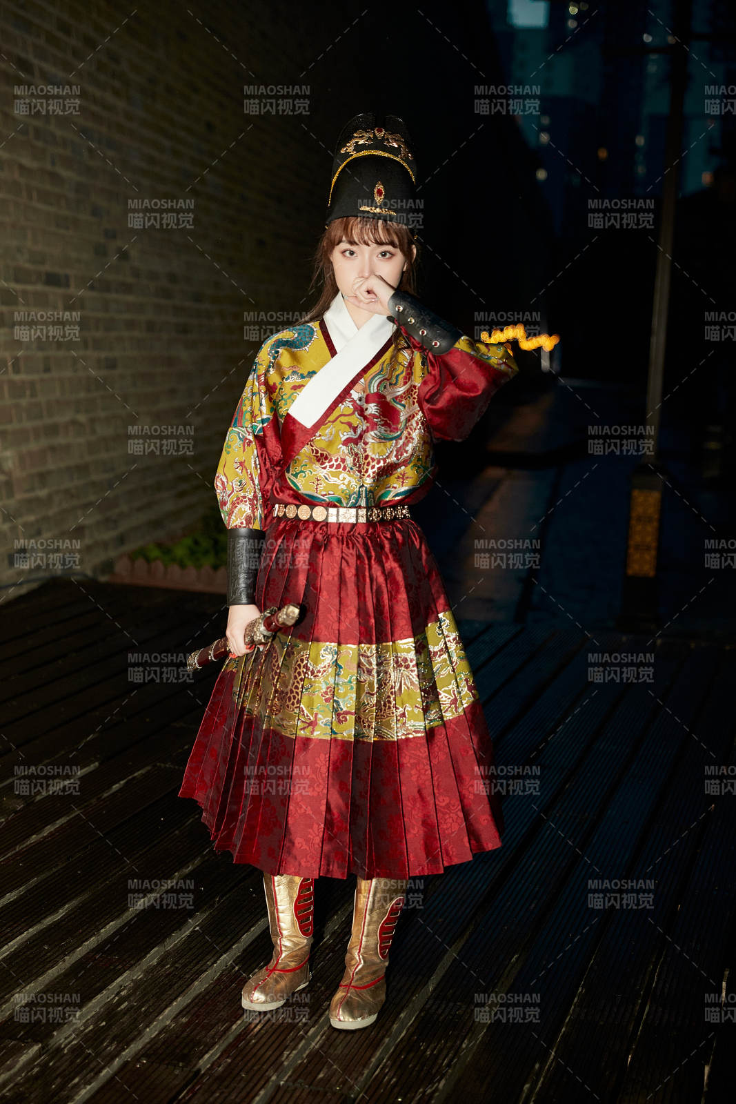 身穿錦衣衛(wèi)飛魚服手持寶劍的東方美少女