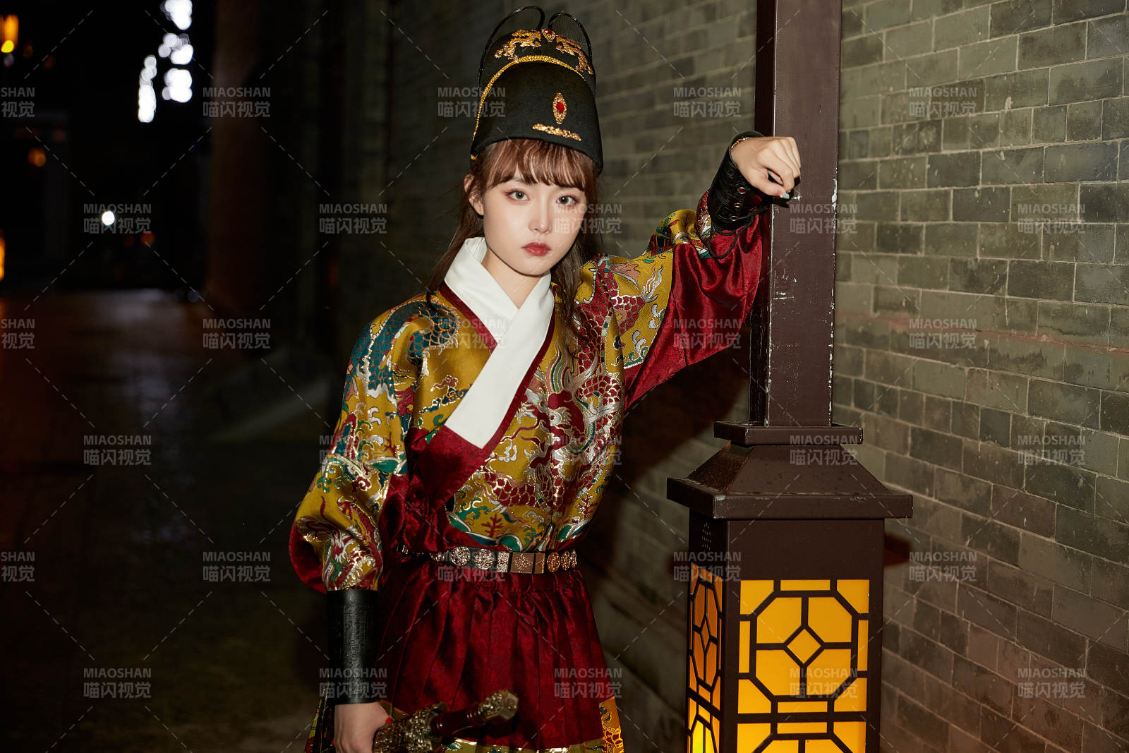 身穿錦衣衛飛魚服手持寶劍的東方美少女