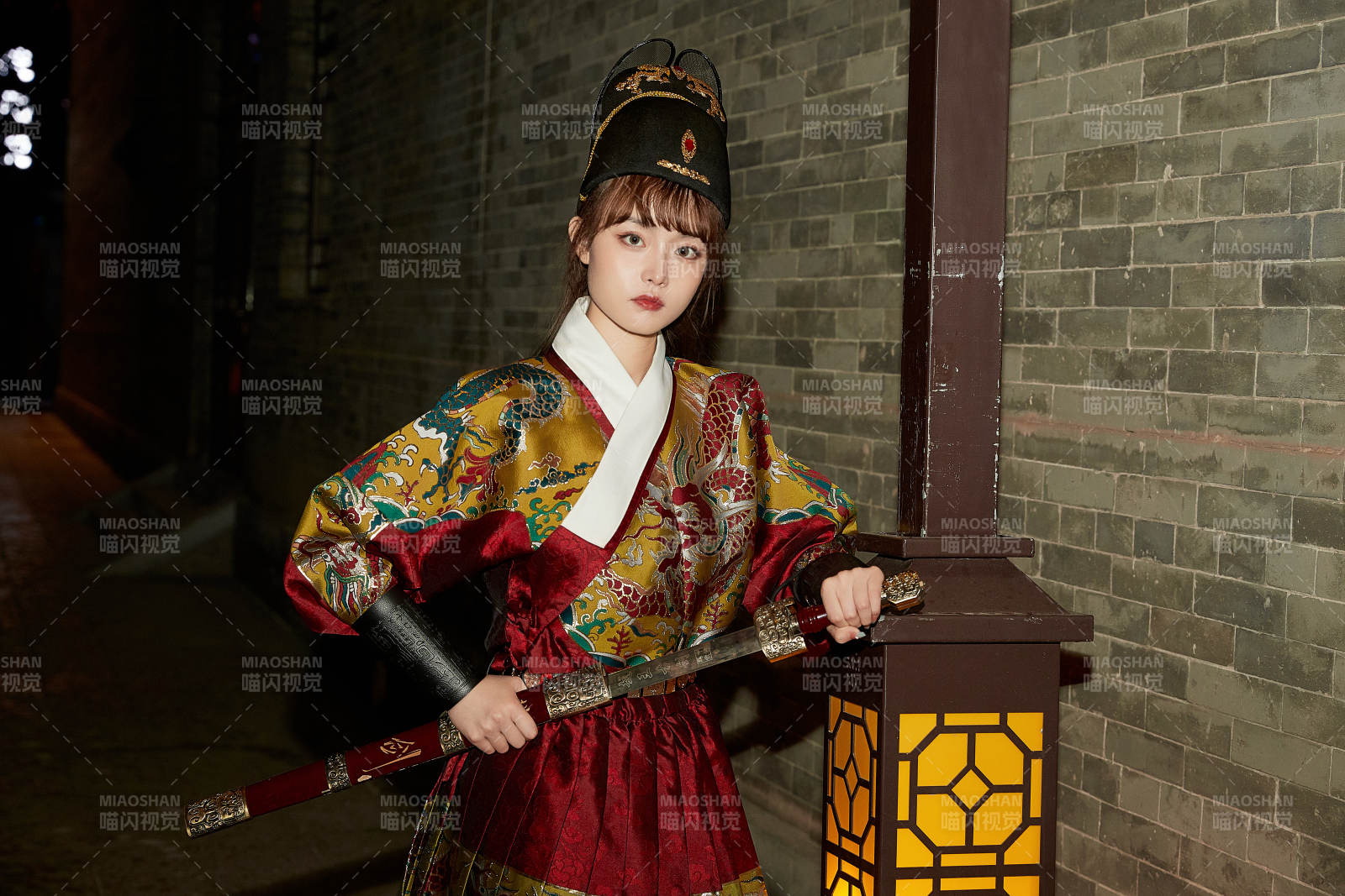 身穿錦衣衛飛魚服手持寶劍的東方美少女