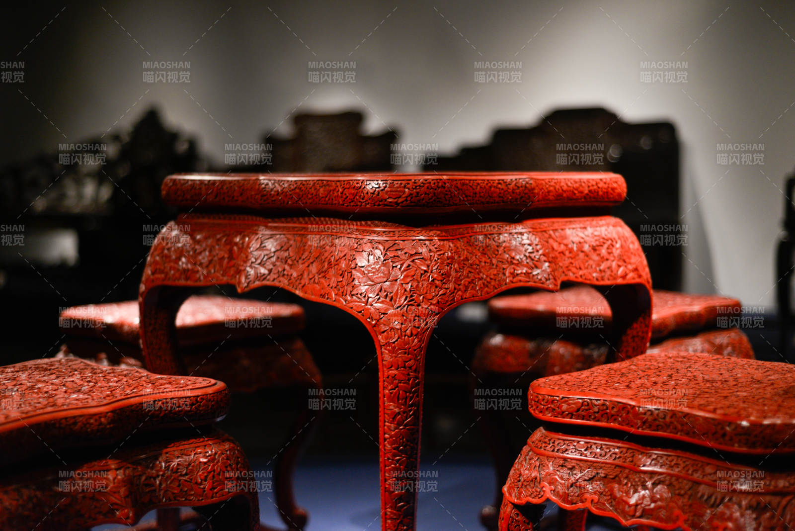 红漆雕花桌椅