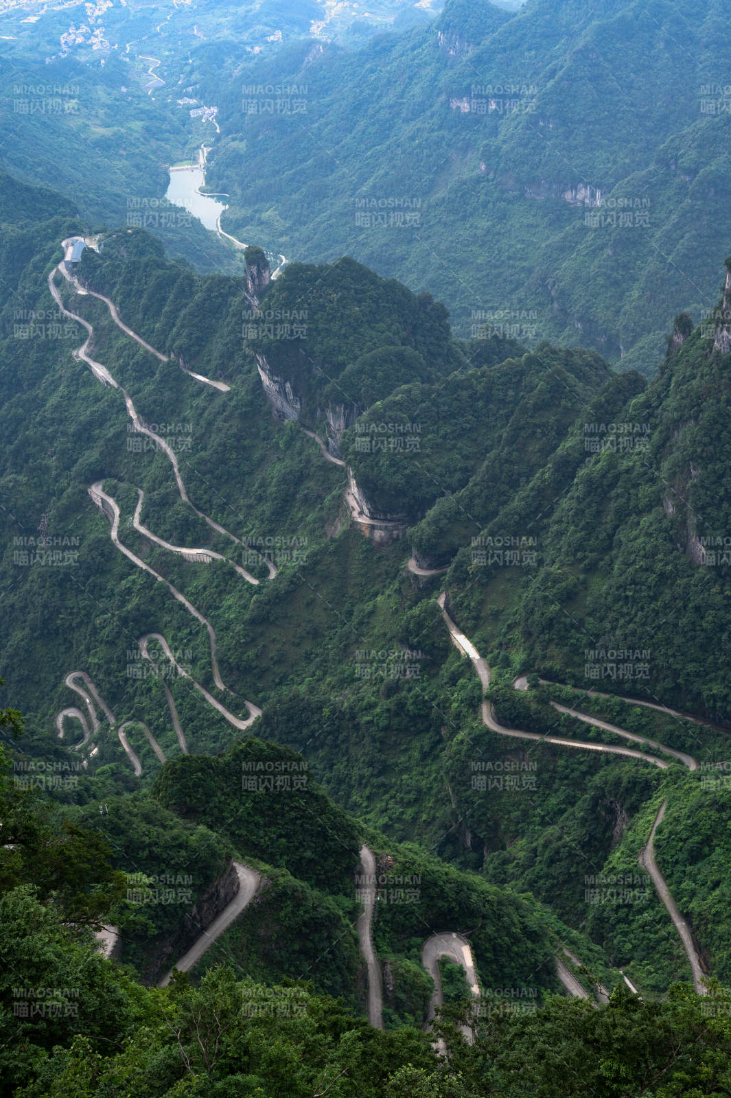 張家界盤山公路蜿蜒如帶