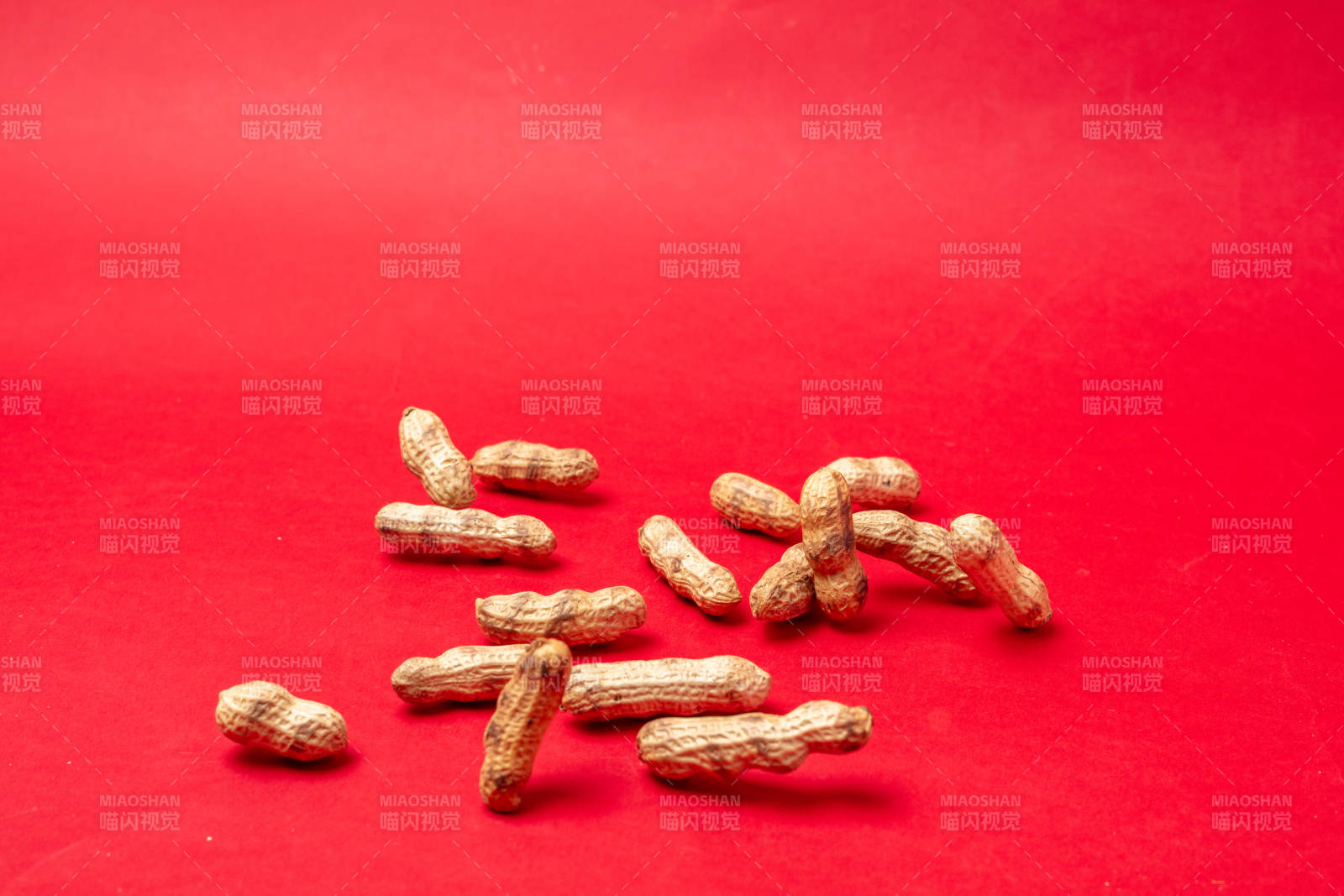 紅布上的花生