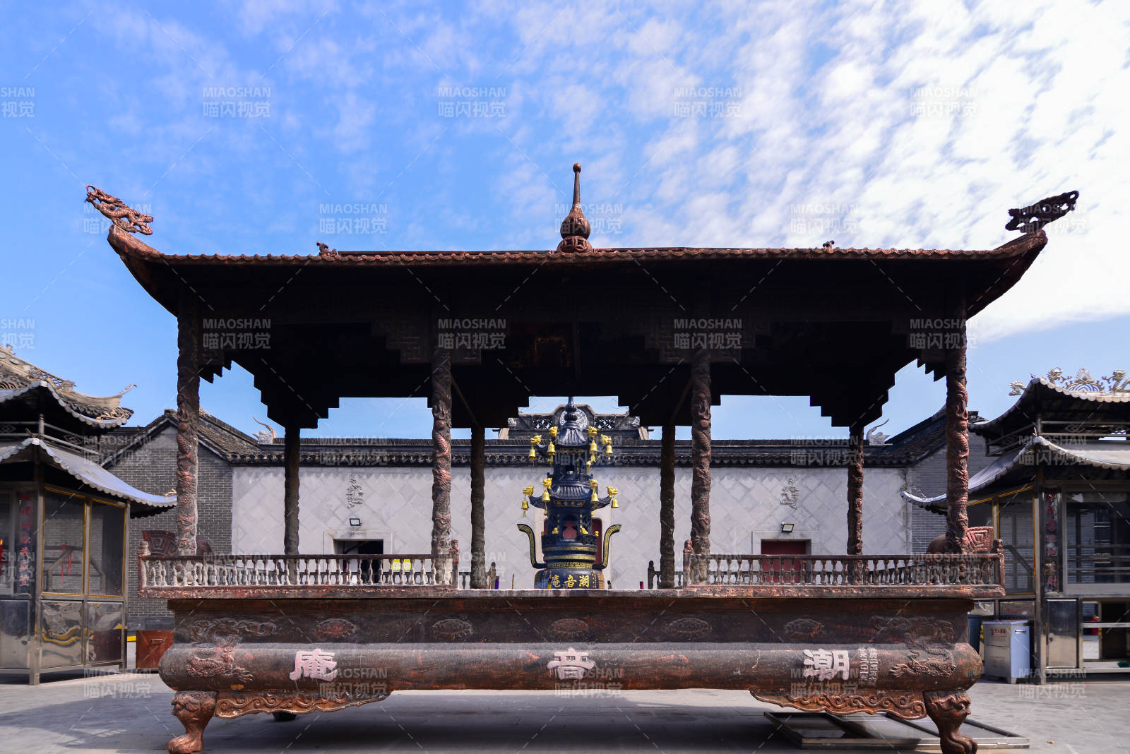 上海古庙香炉前的神像