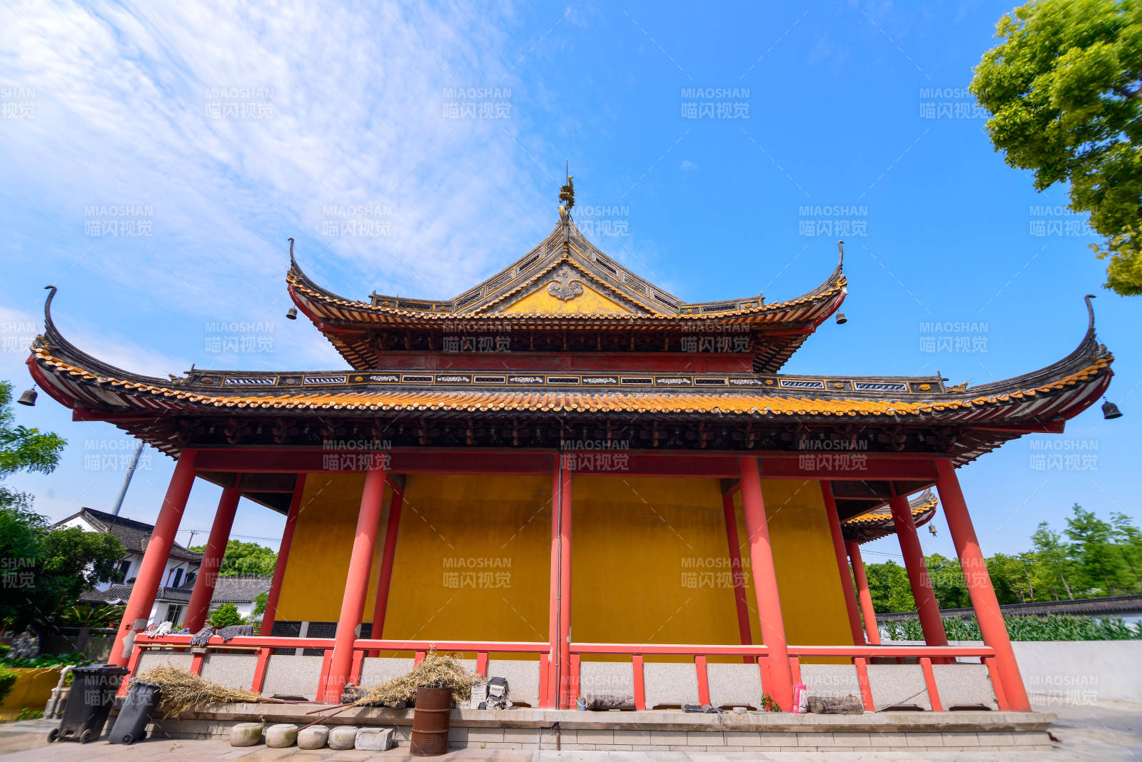 上海古寺飞檐映蓝天