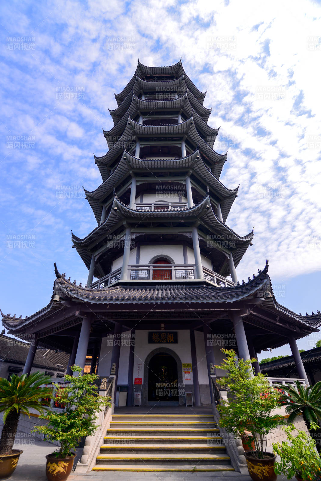 上海古塔巍峨入云霄