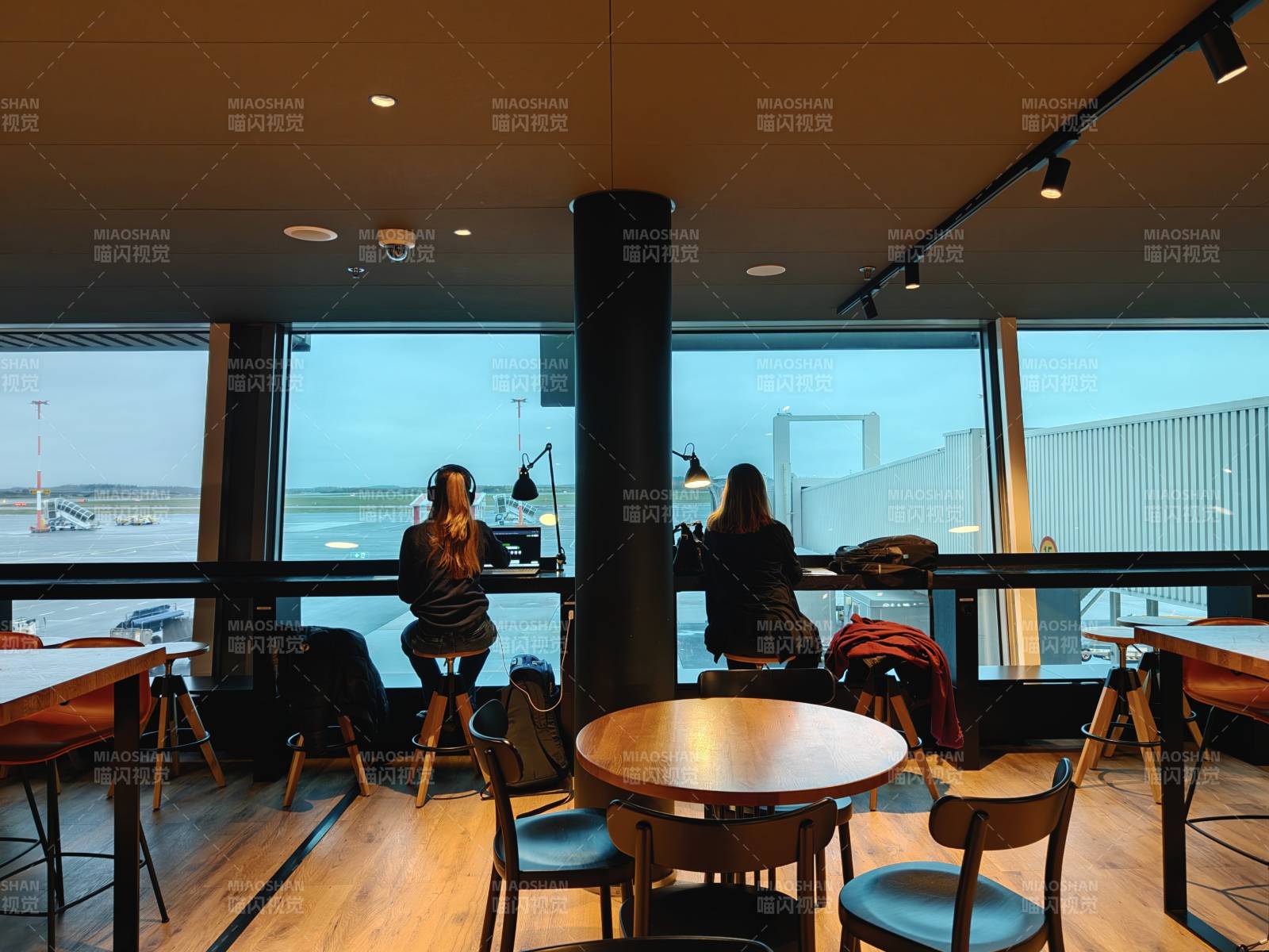 機場窗邊咖啡館靜謐時光