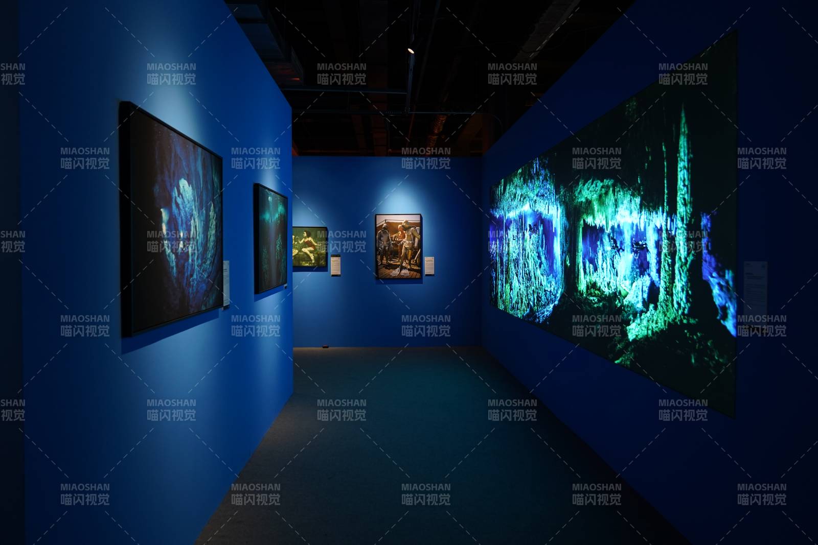 蓝色光影艺术展