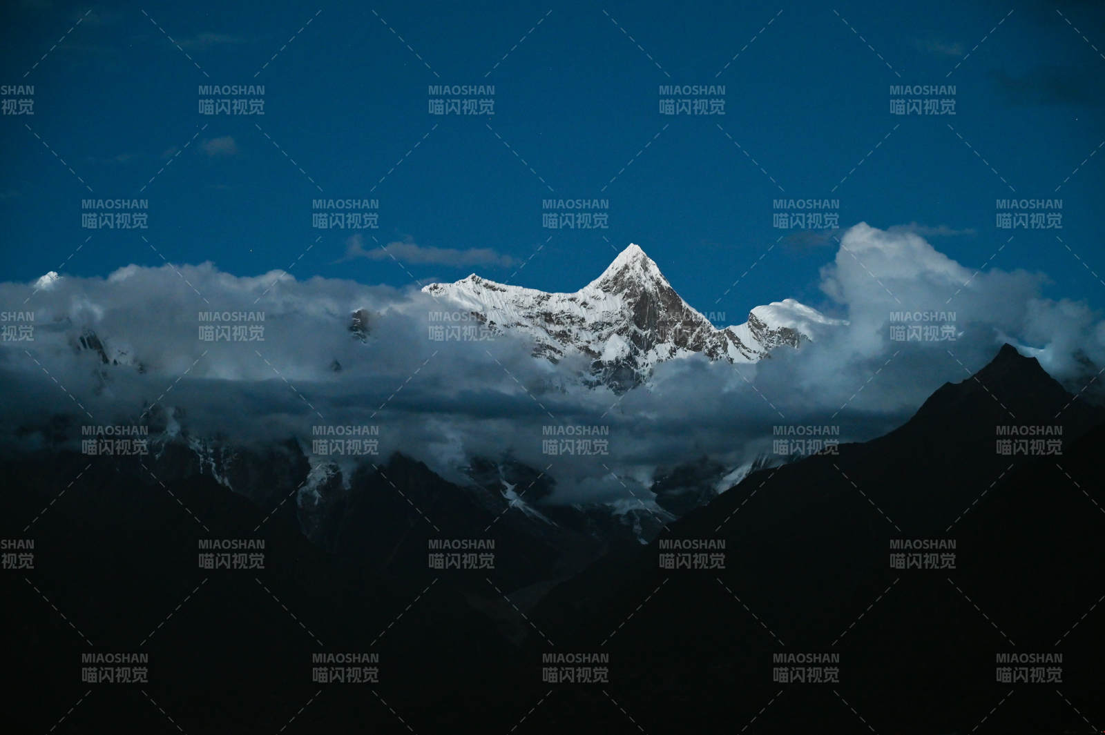 南迦巴瓦雪峰云海