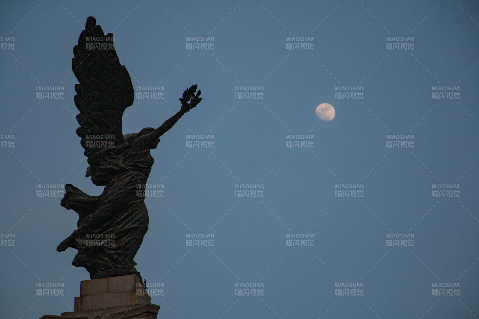 天津意式風(fēng)情區(qū)月夜飛天雕像