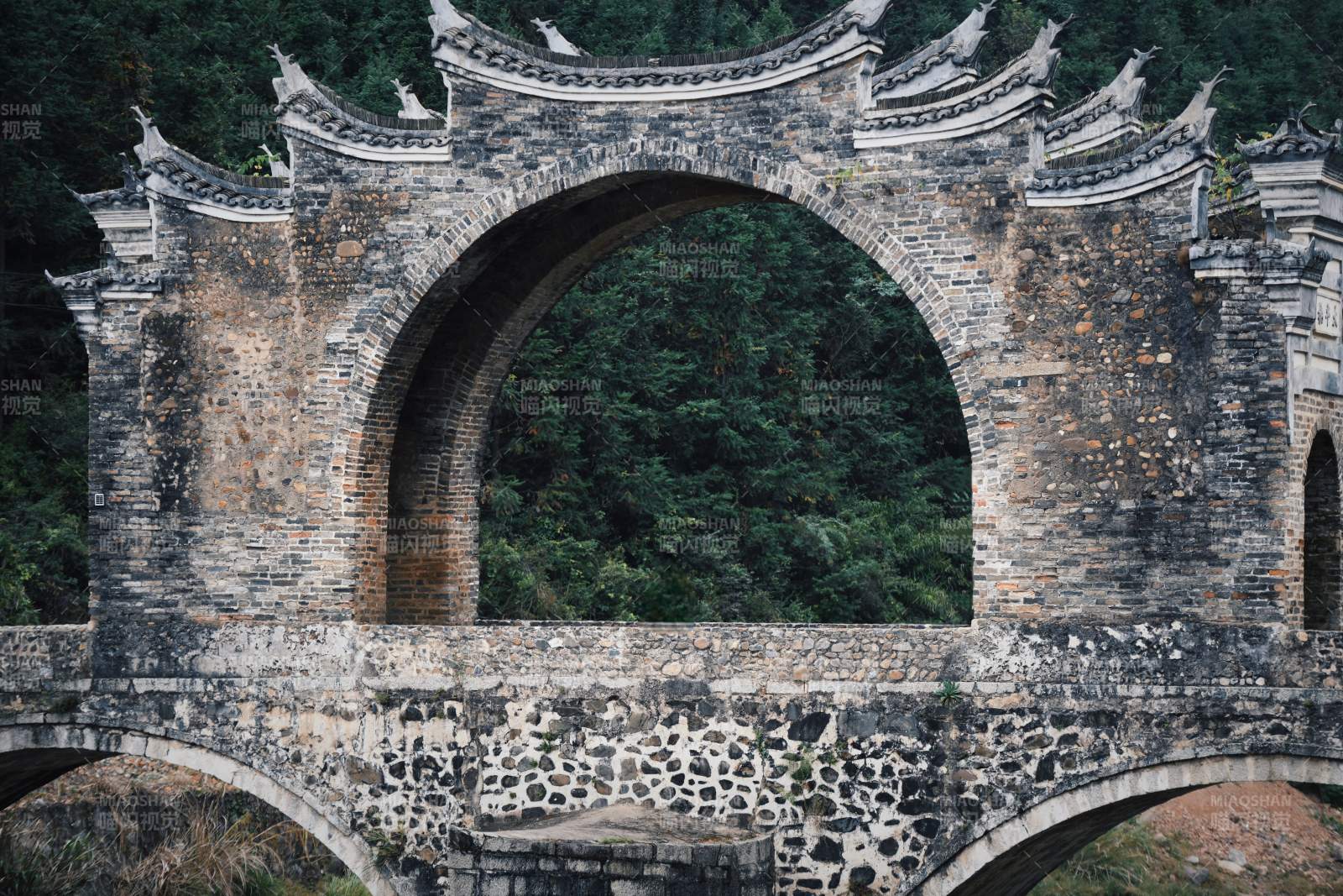 江西龙南 古桥拱门绿意盎然 太平桥