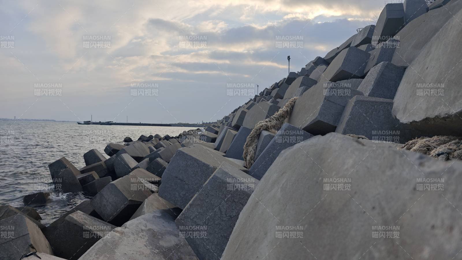 海堤石块与远海