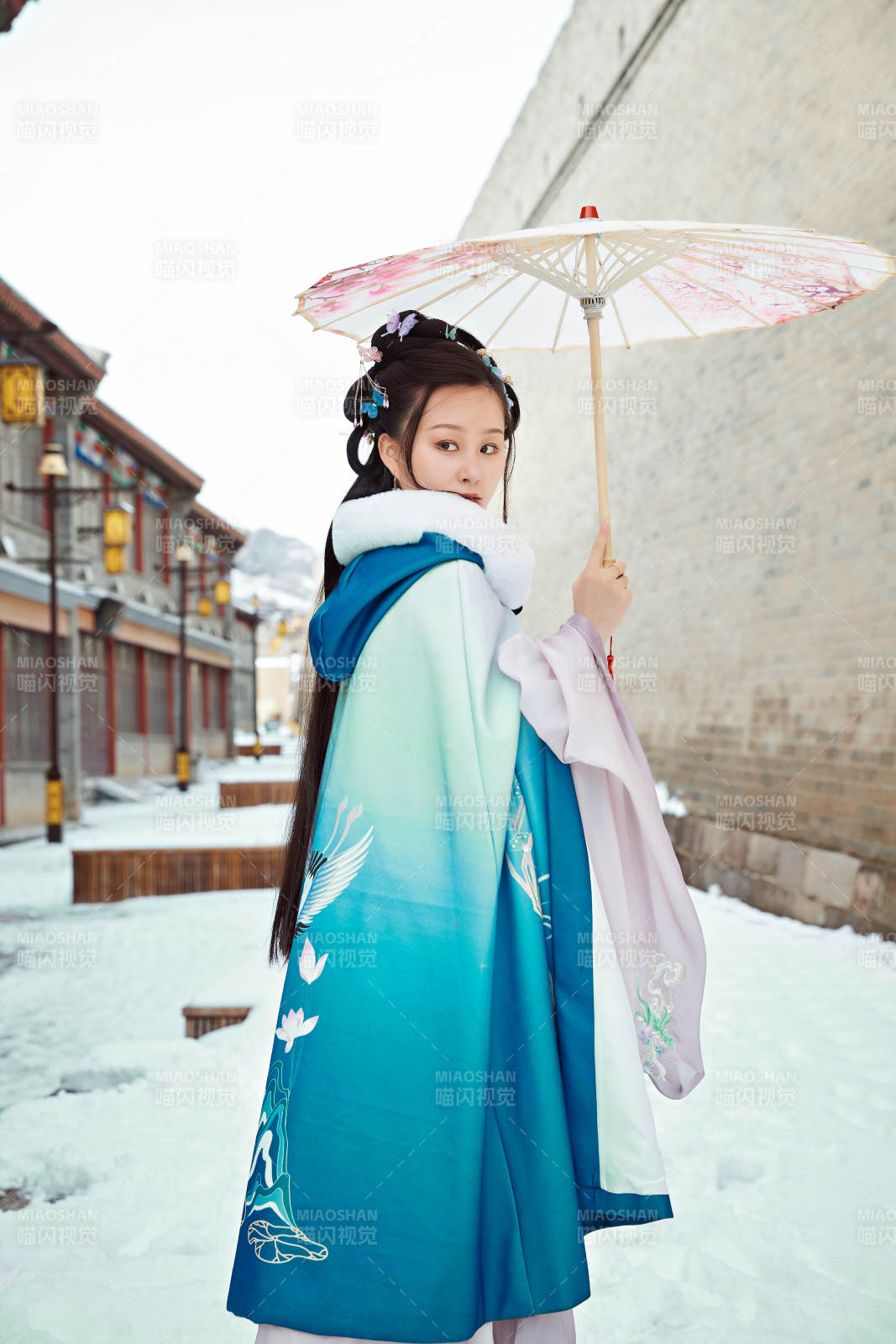 身穿古裝漢服的東方女子