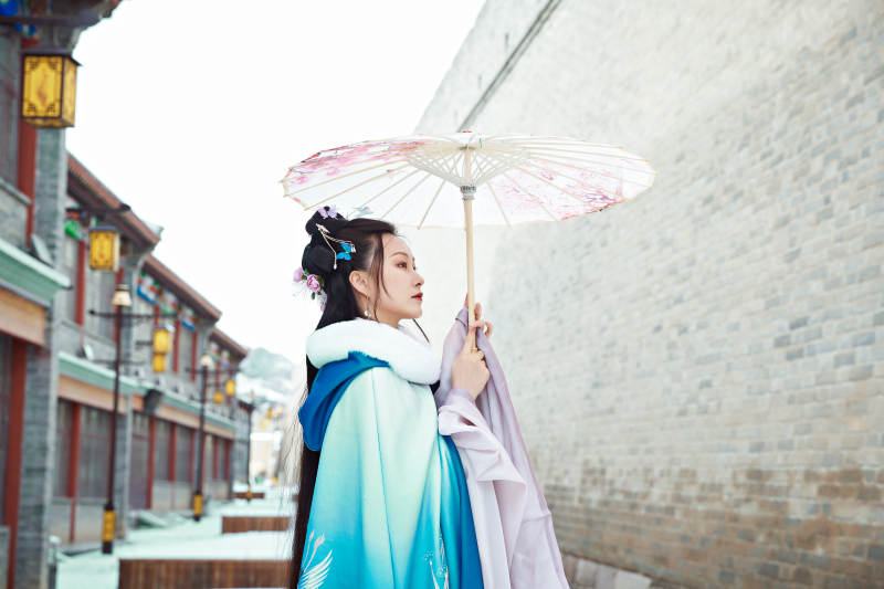 身穿古装汉服的东方女子