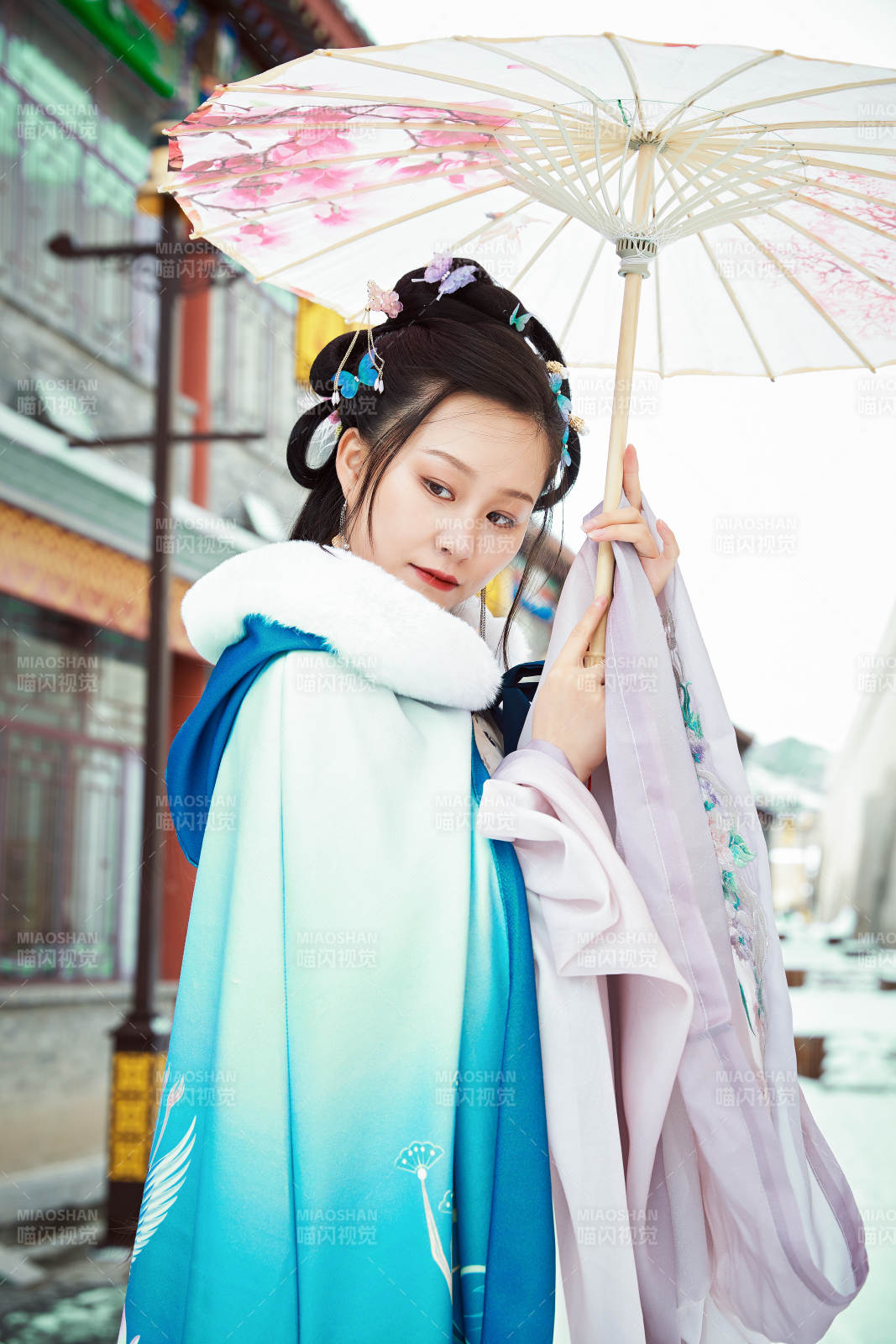 身穿古裝漢服的東方女子