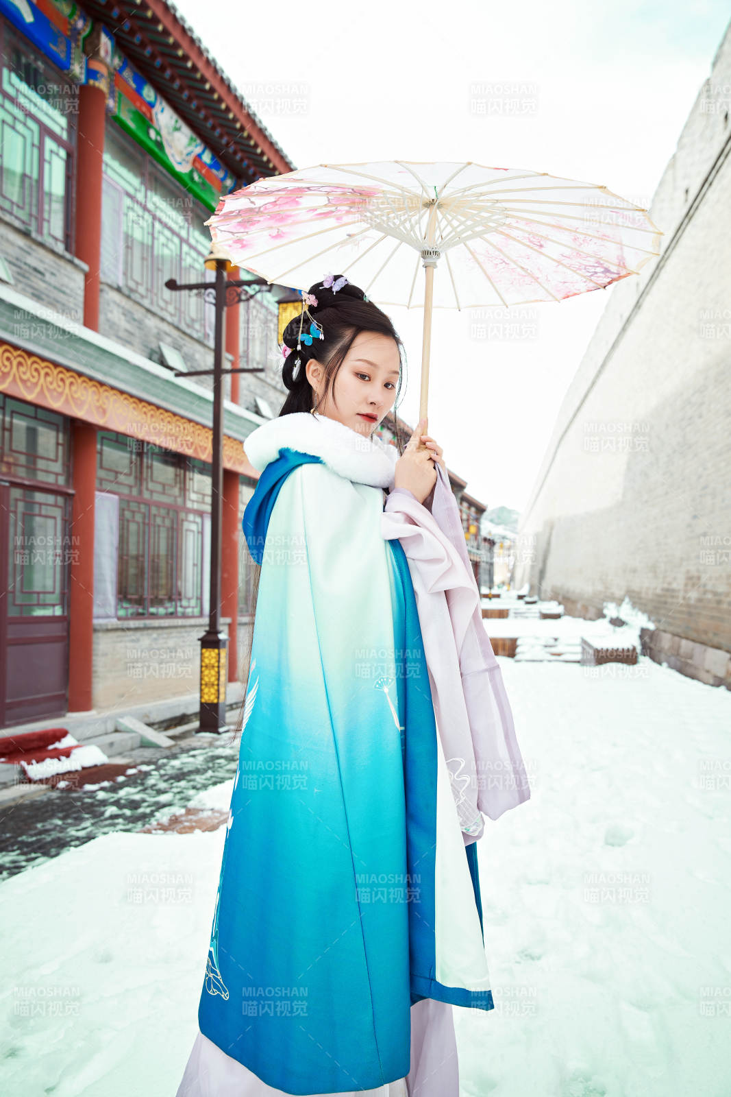 身穿古裝漢服的東方女子