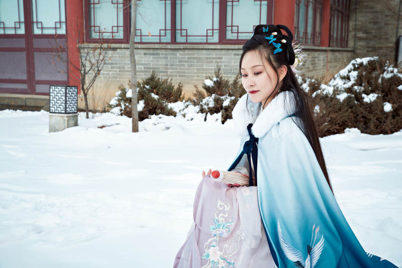 身穿古装汉服的东方女子