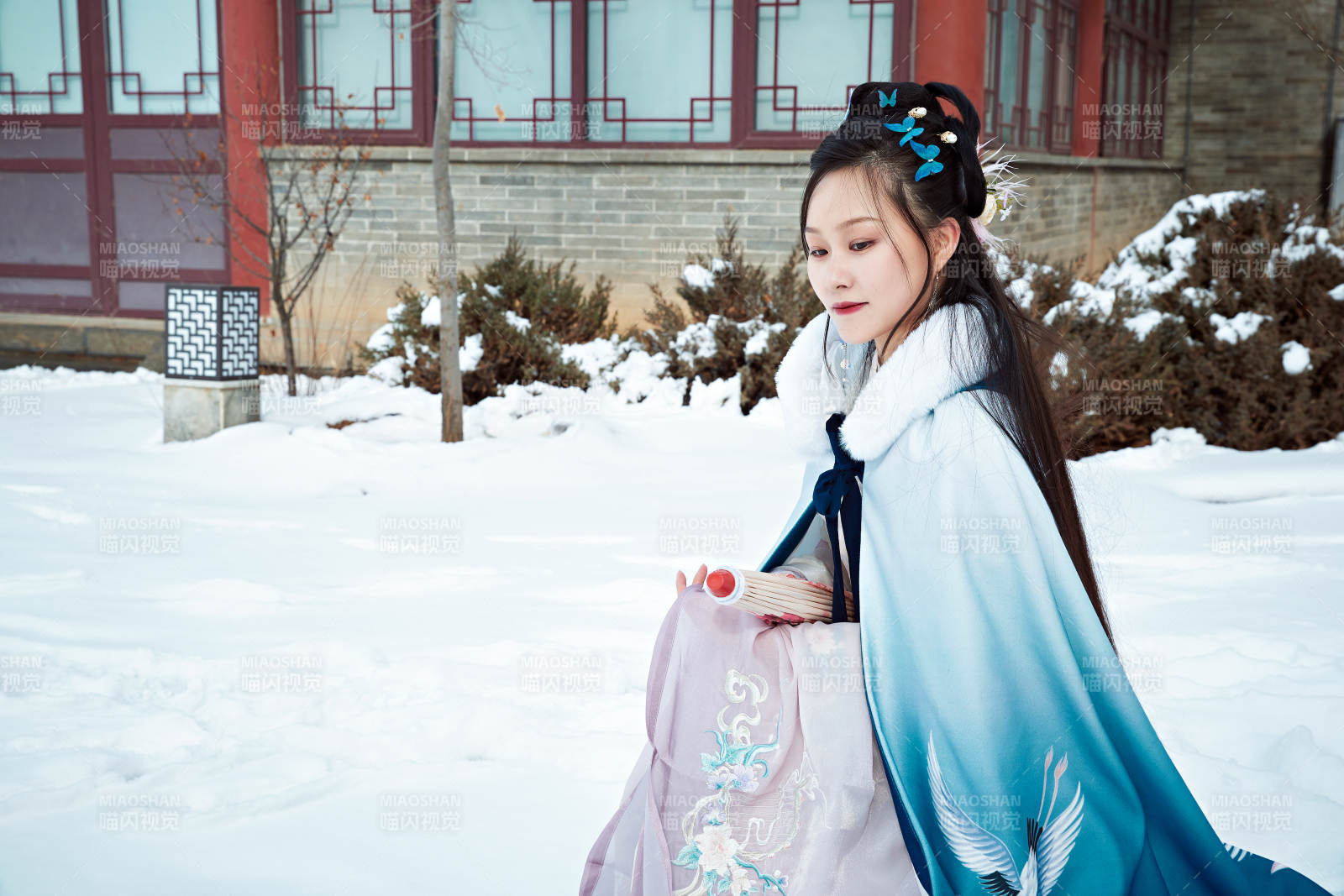 身穿古装汉服的东方女子