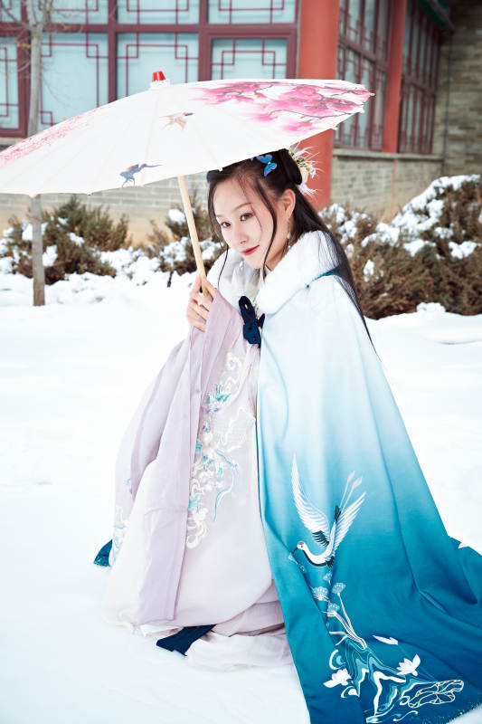 身穿古装汉服的东方女子