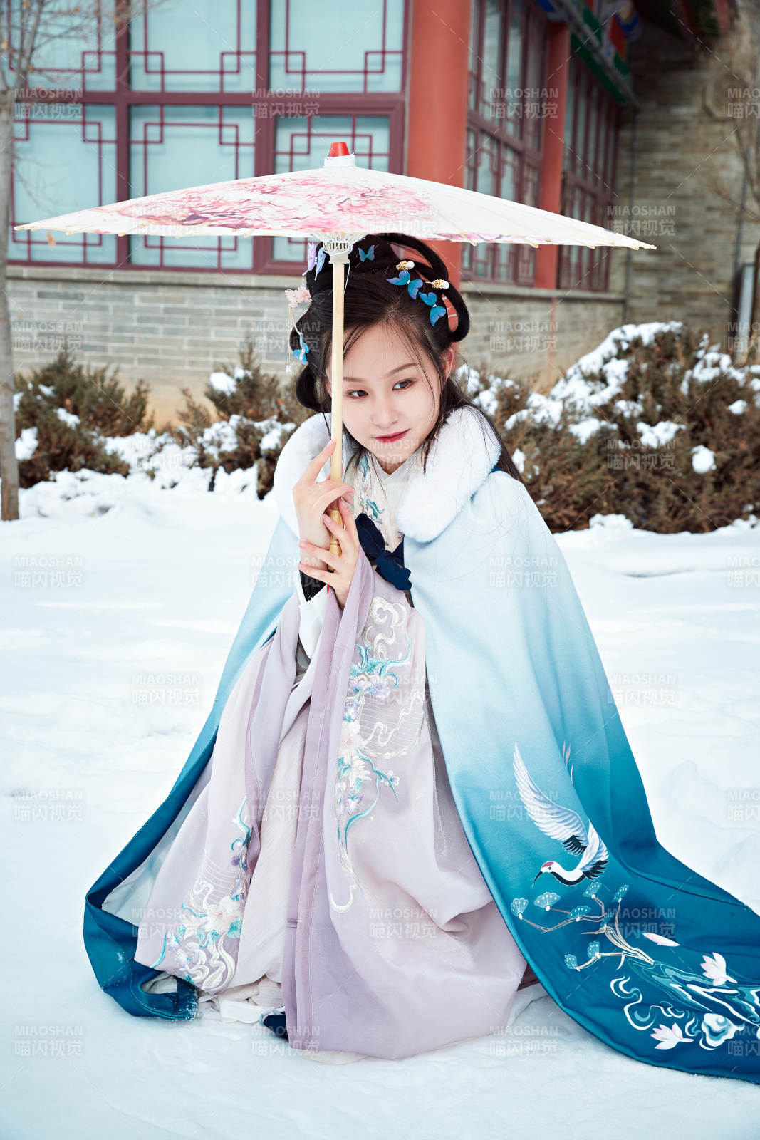 身穿古裝漢服的東方女子