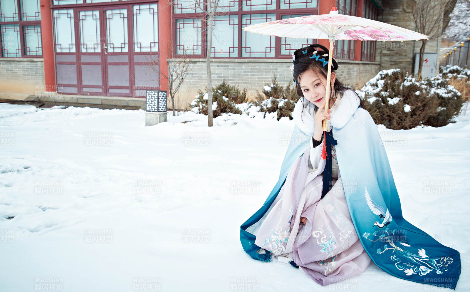 身穿古裝漢服的東方女子