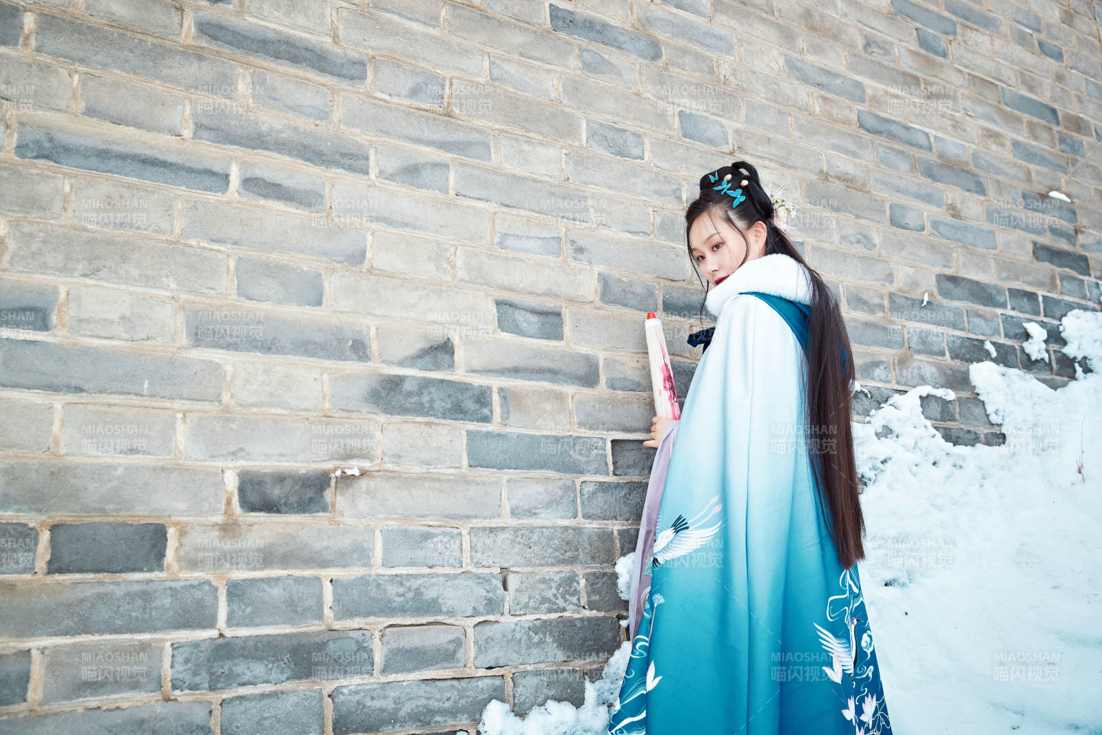 身穿古裝漢服的東方女子