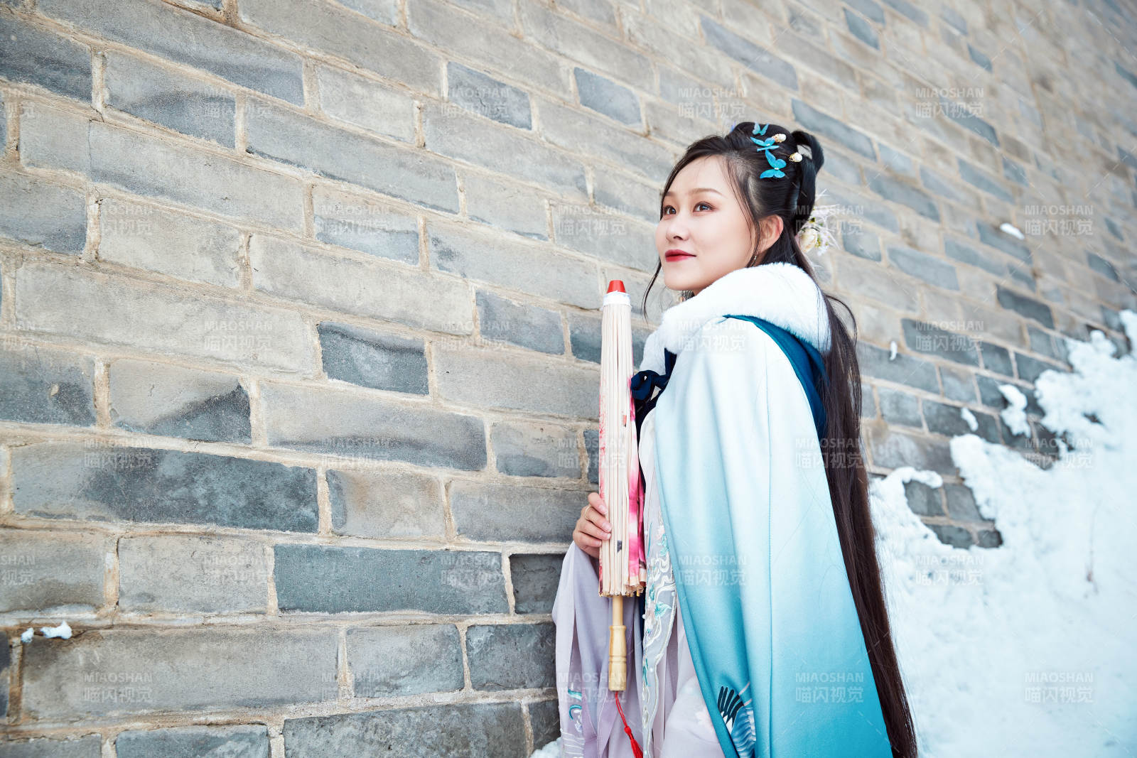 身穿古裝漢服的東方女子