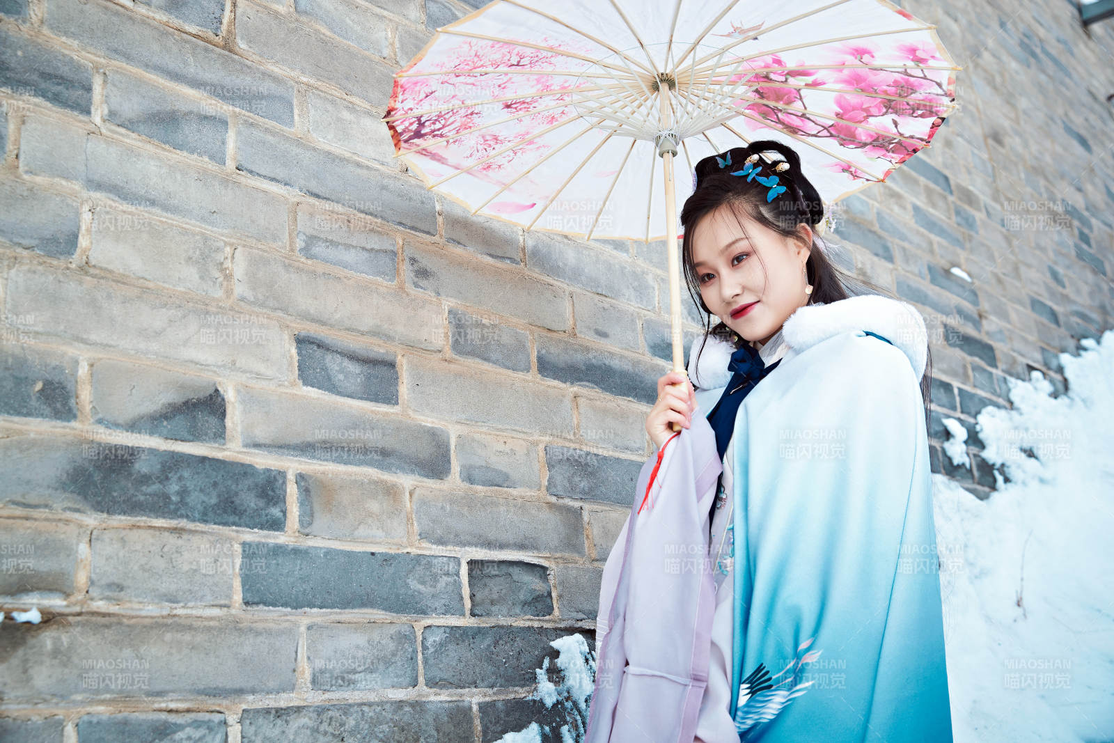 身穿古裝漢服的東方女子