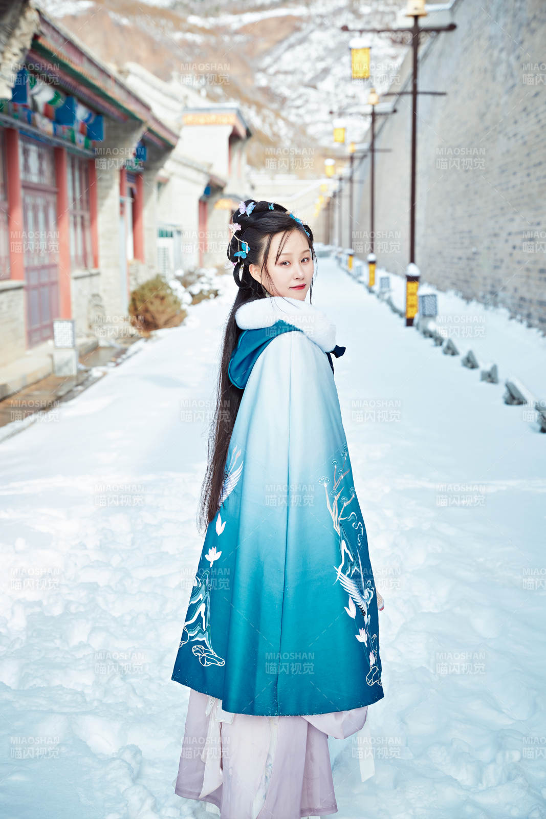 身穿古裝漢服的東方女子