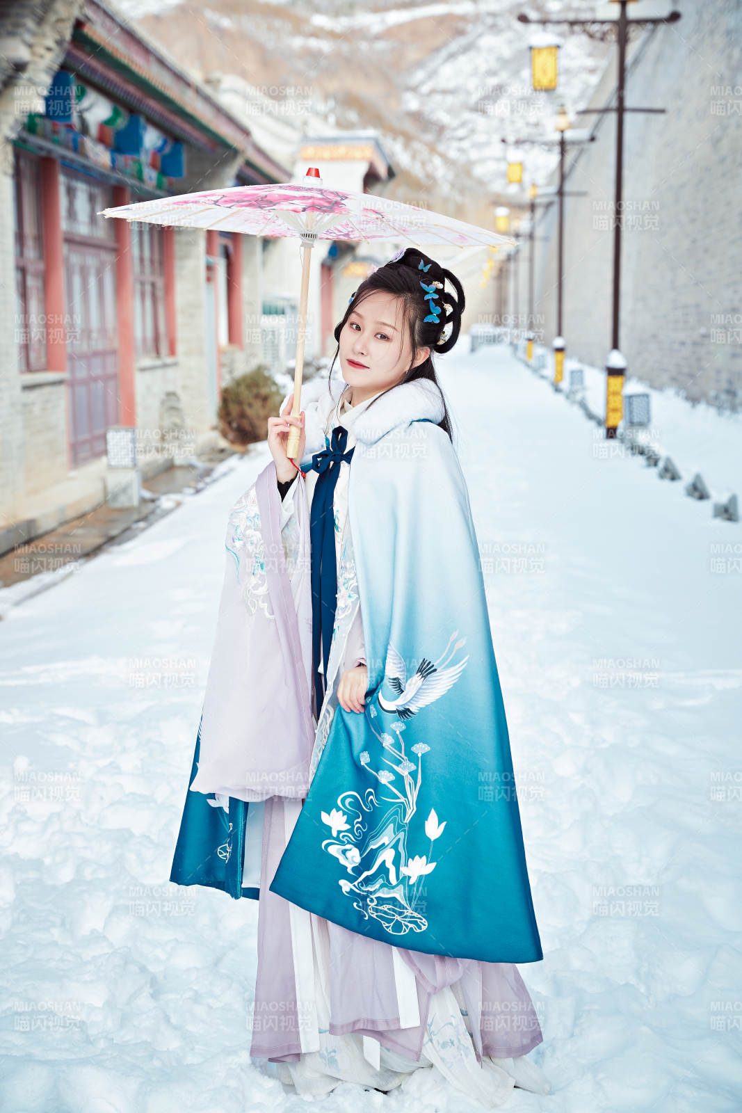 身穿古裝漢服的東方女子