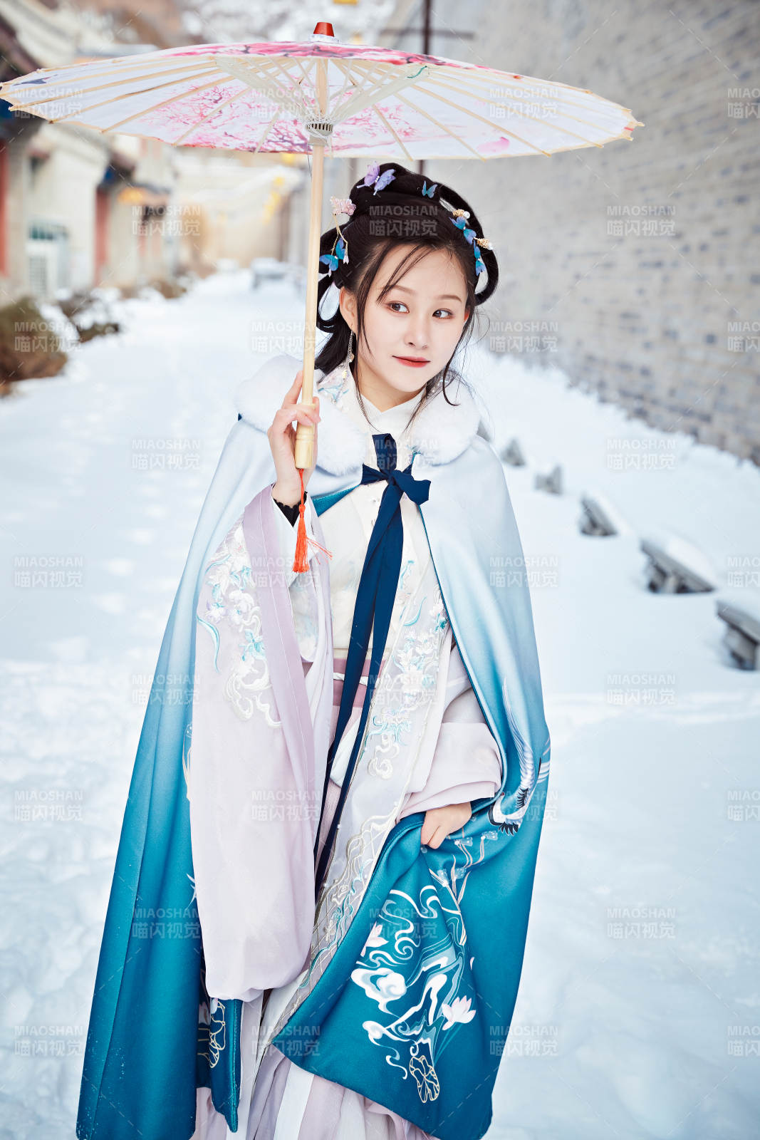 身穿古裝漢服的東方女子