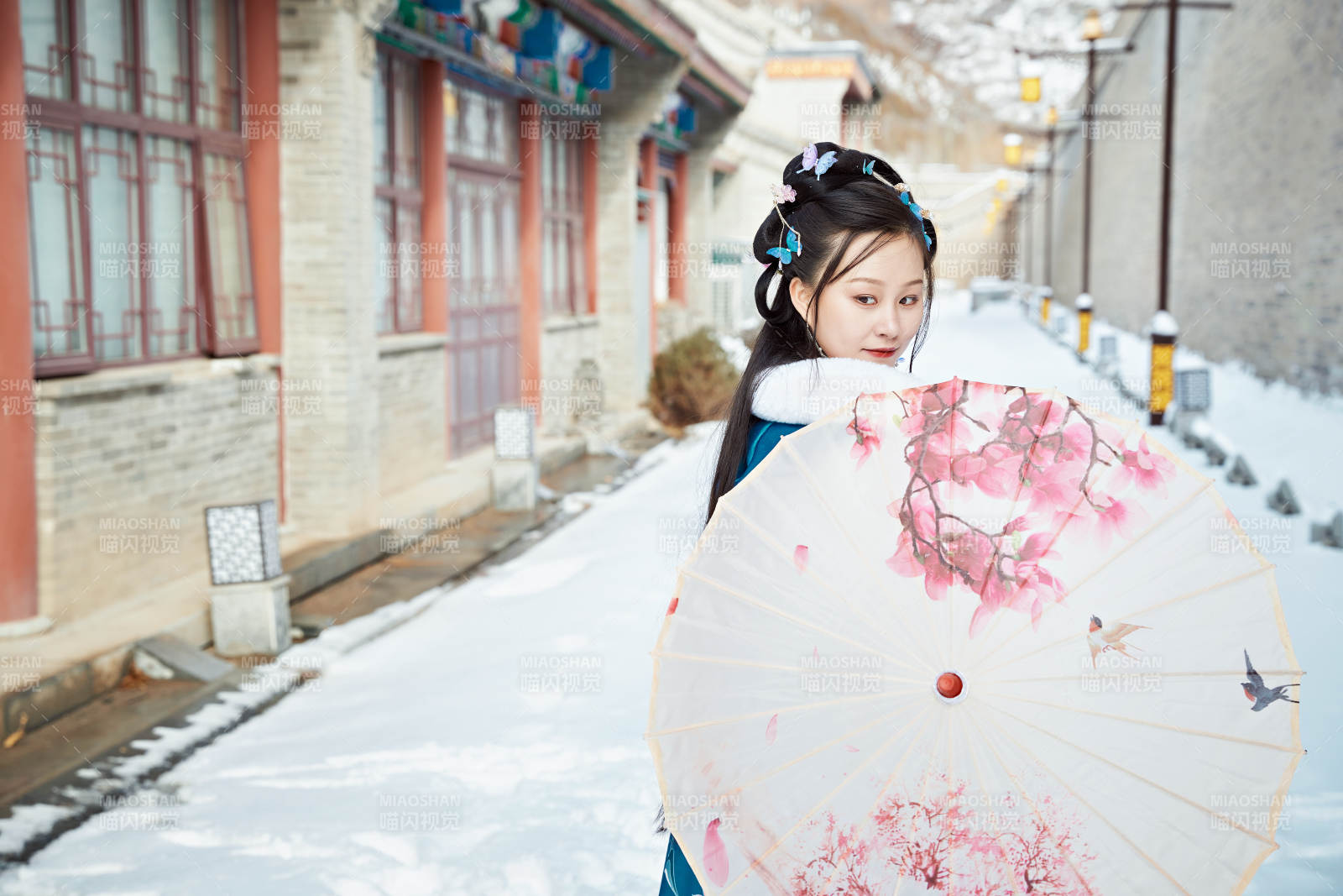 身穿古裝漢服的東方女子