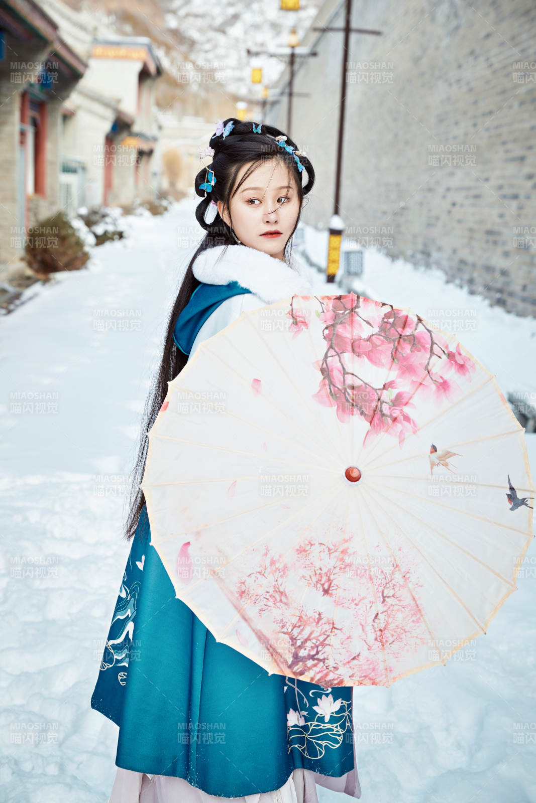 身穿古裝漢服的東方女子