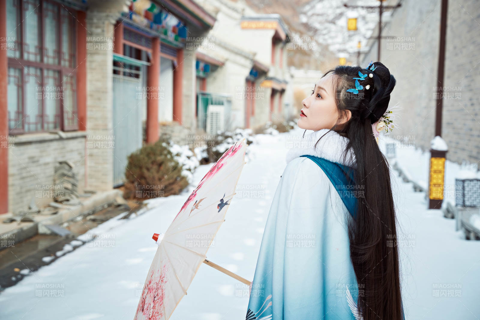 身穿古装汉服的东方女子