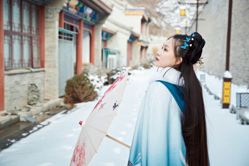 身穿古装汉服的东方女子