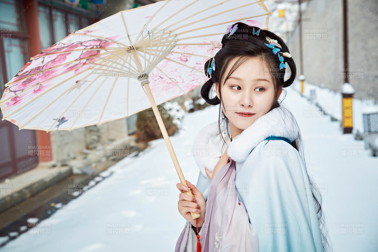 身穿古裝漢服的東方女子